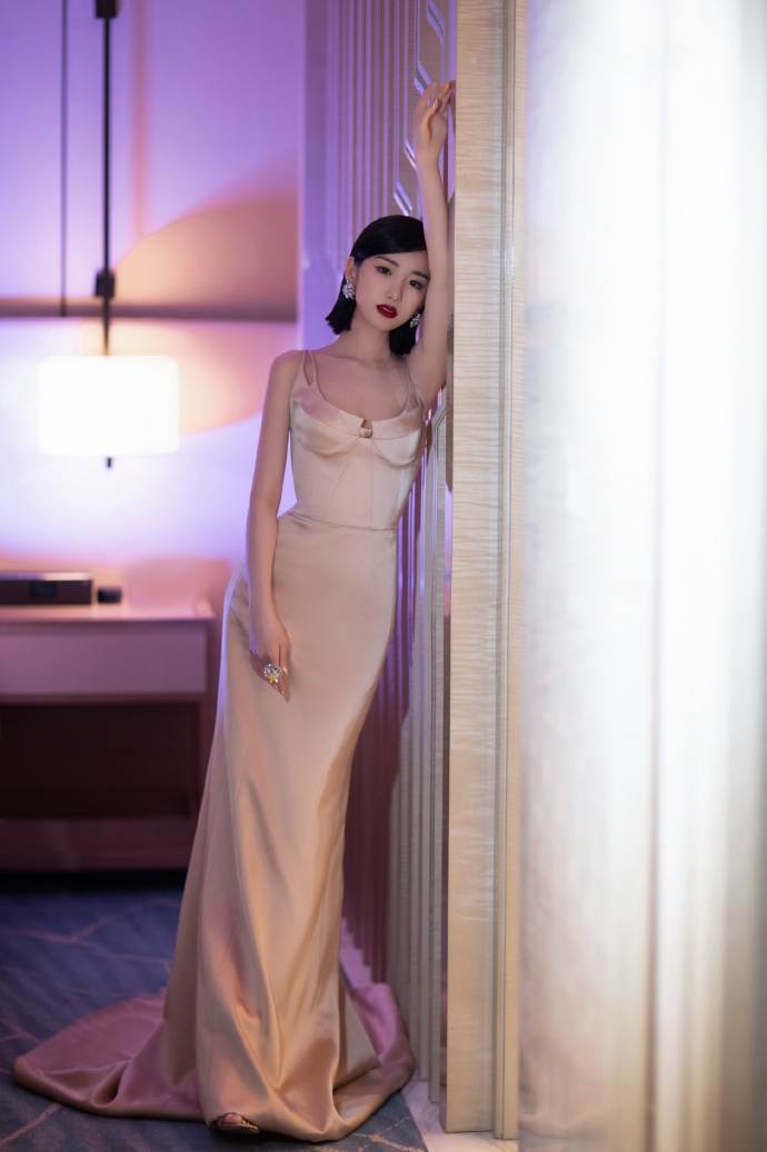 毛晓彤裸色长裙勾勒曼妙线条写真