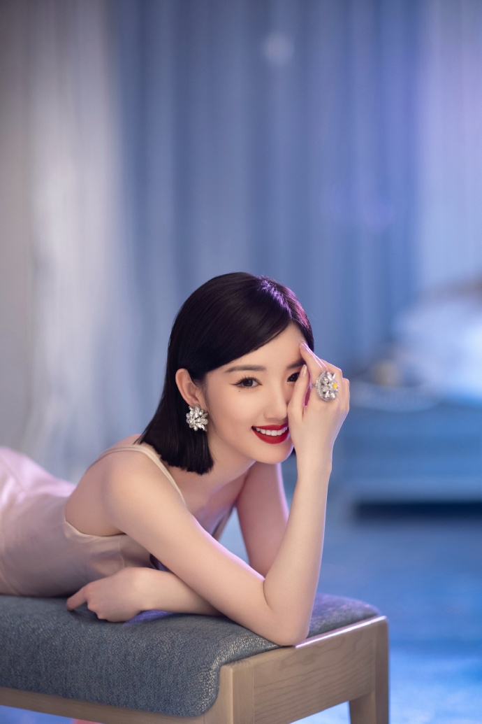 毛晓彤裸色长裙勾勒曼妙线条写真