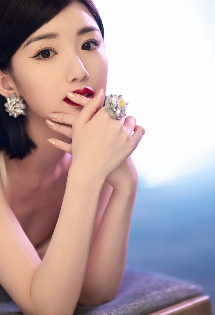 毛晓彤裸色长裙勾勒曼妙线条写真