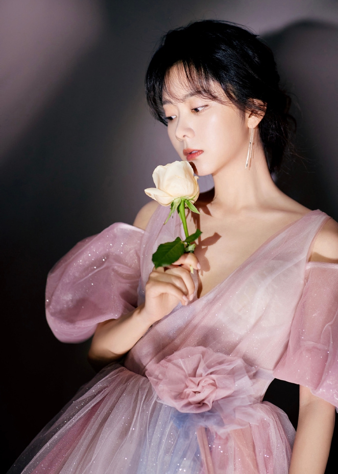 谭松韵粉紫色蓬蓬裙灵动可爱写真