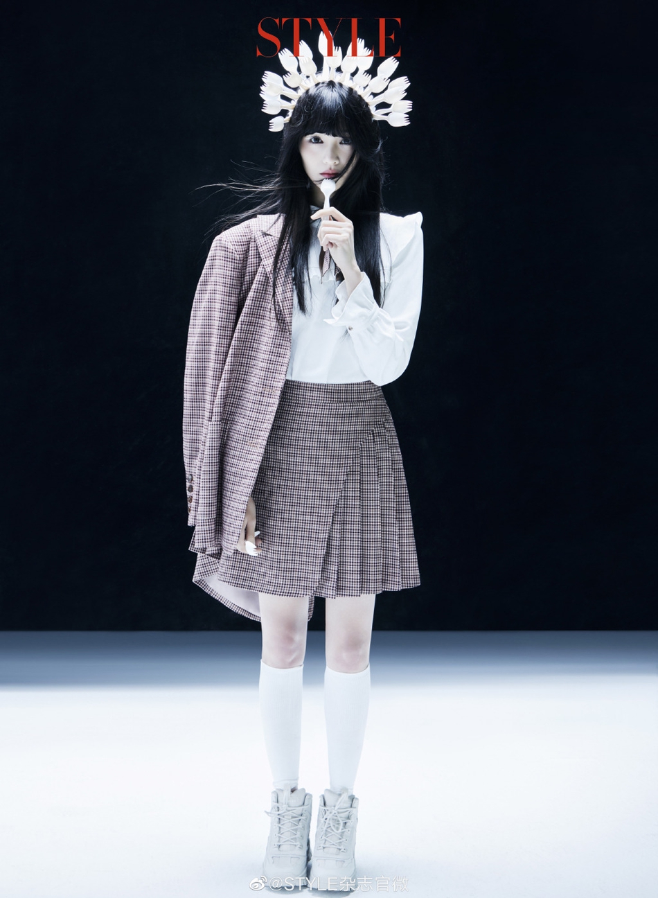 郑爽废弃塑料造型传递公益之心写真