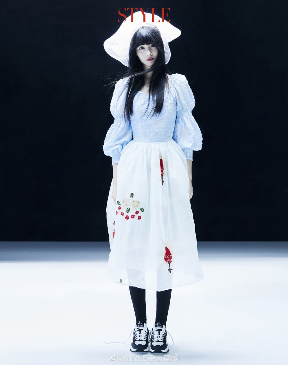 郑爽废弃塑料造型传递公益之心写真