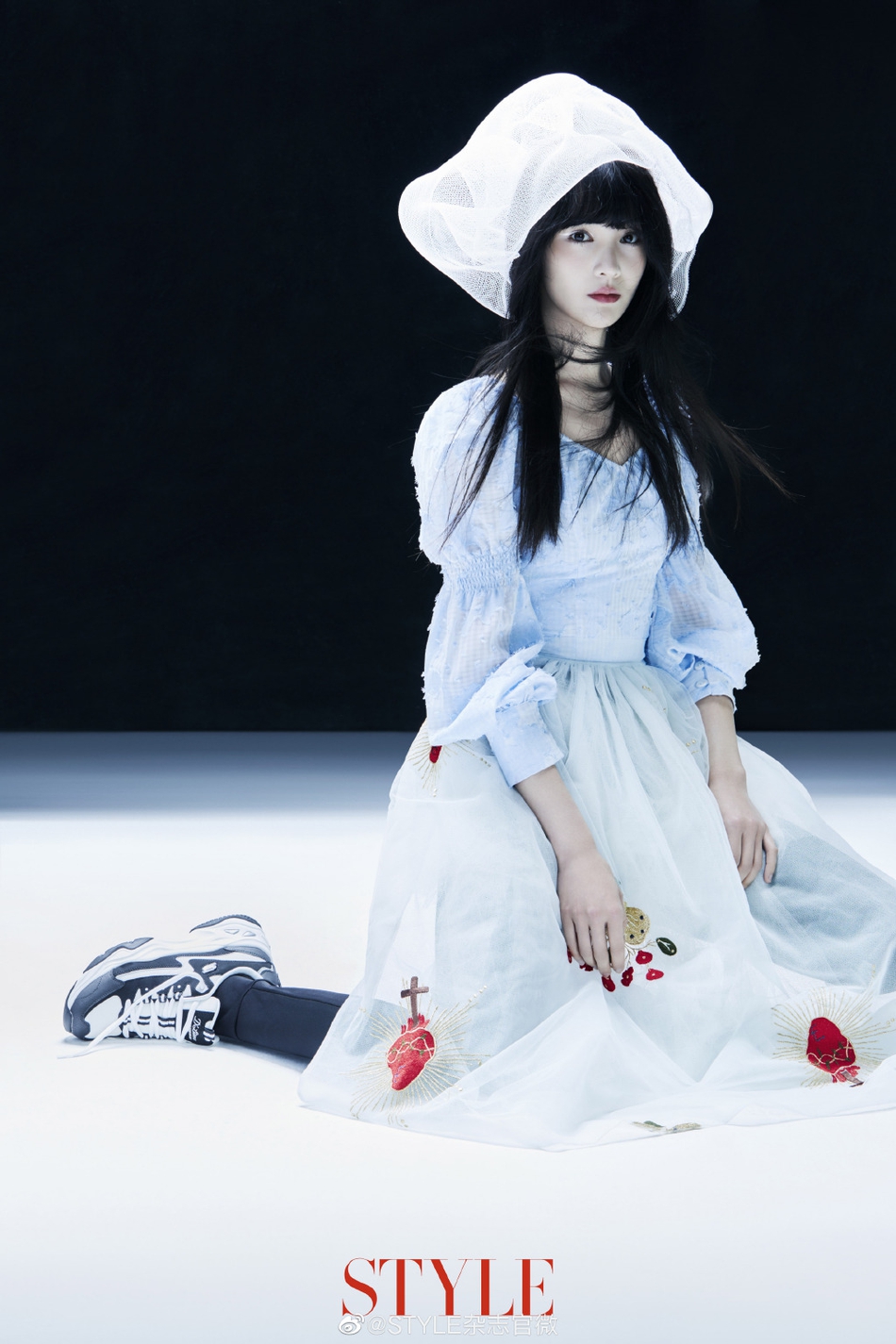 郑爽废弃塑料造型传递公益之心写真