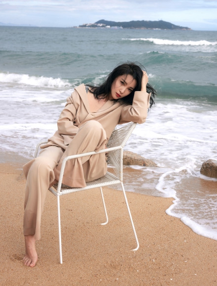 李冰冰迎风撩发慵懒惬意海边写真