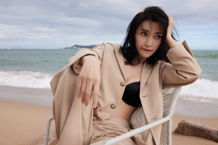 李冰冰迎风撩发慵懒惬意海边写真