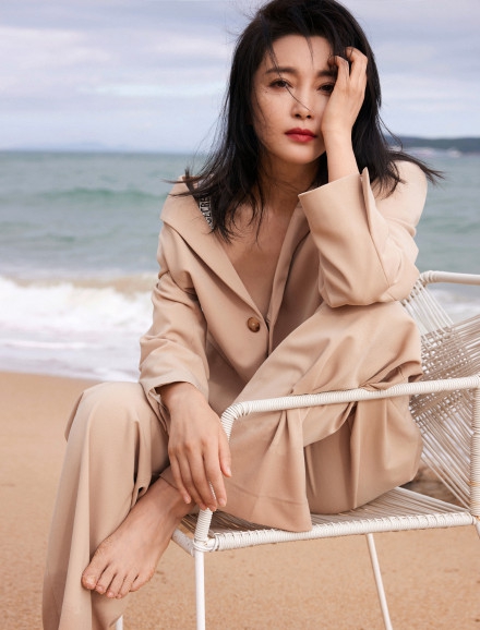 李冰冰迎风撩发慵懒惬意海边写真