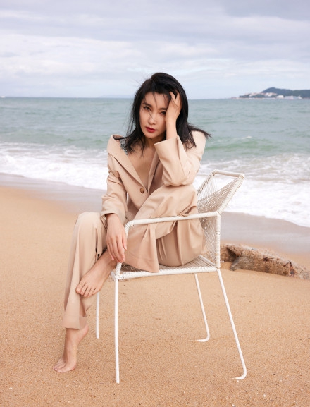 李冰冰迎风撩发慵懒惬意海边写真