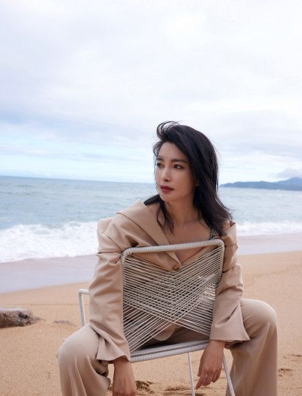 李冰冰迎风撩发慵懒惬意海边写真