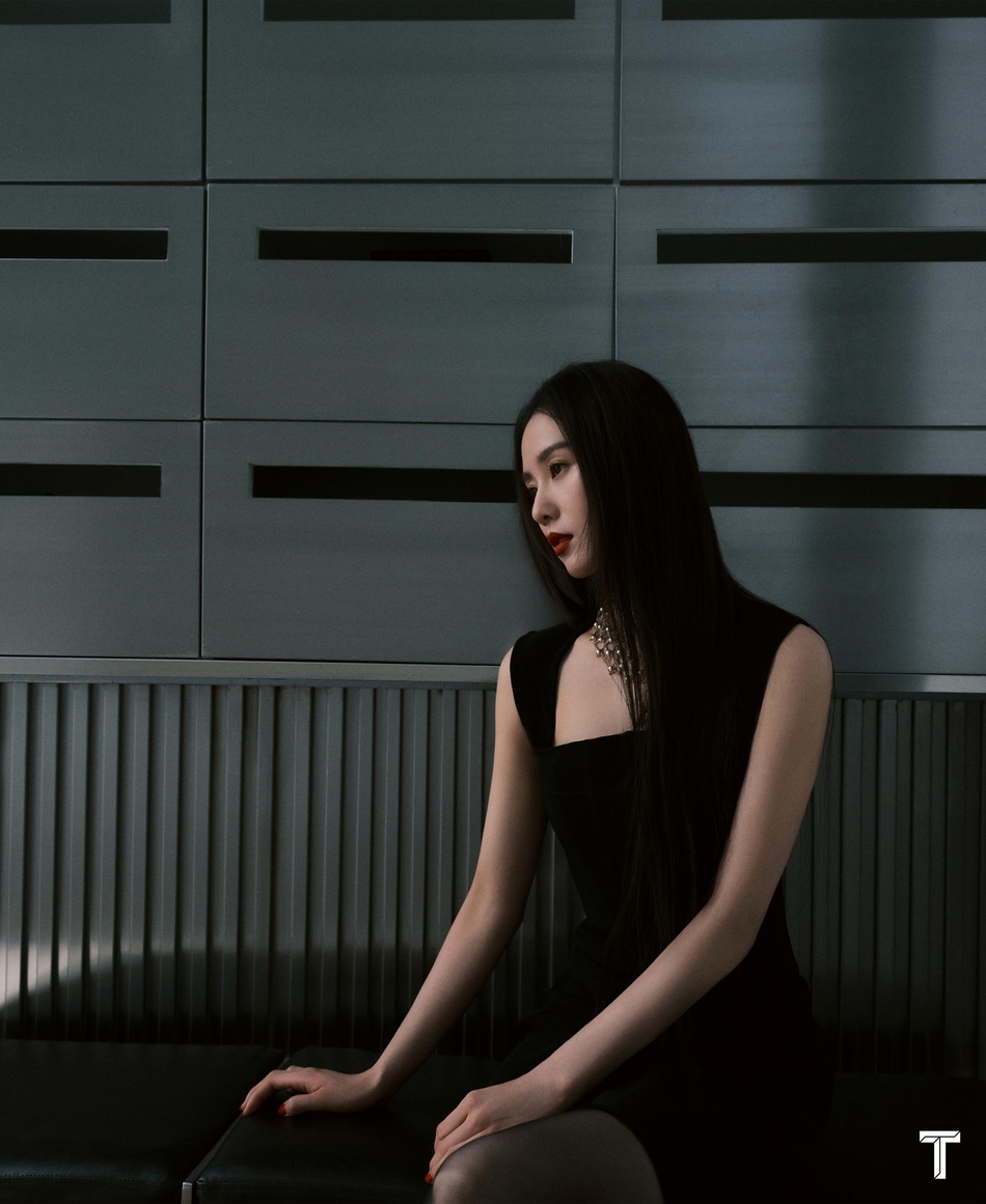 刘诗诗黑色抹胸长裙大秀美背写真