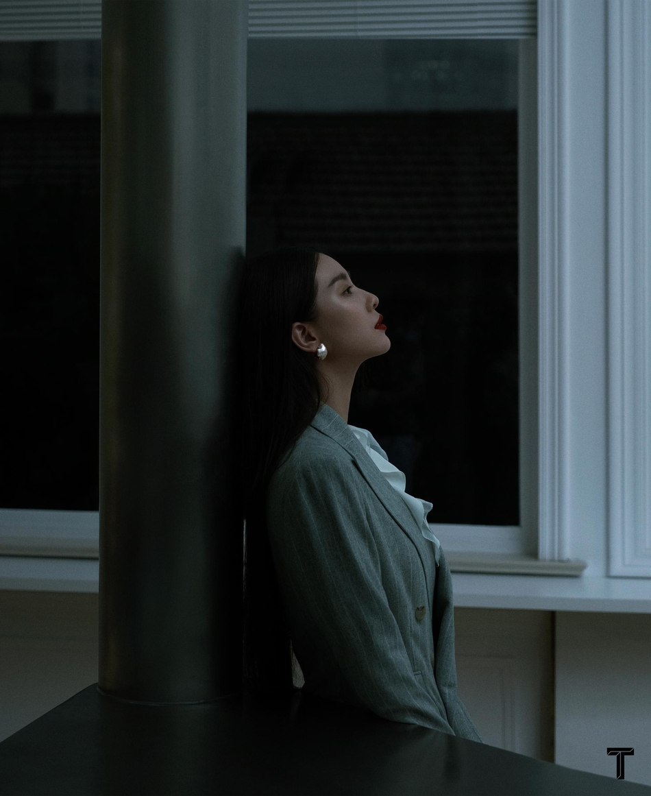 刘诗诗黑色抹胸长裙大秀美背写真