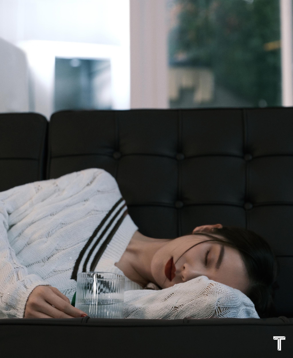 刘诗诗黑色抹胸长裙大秀美背写真