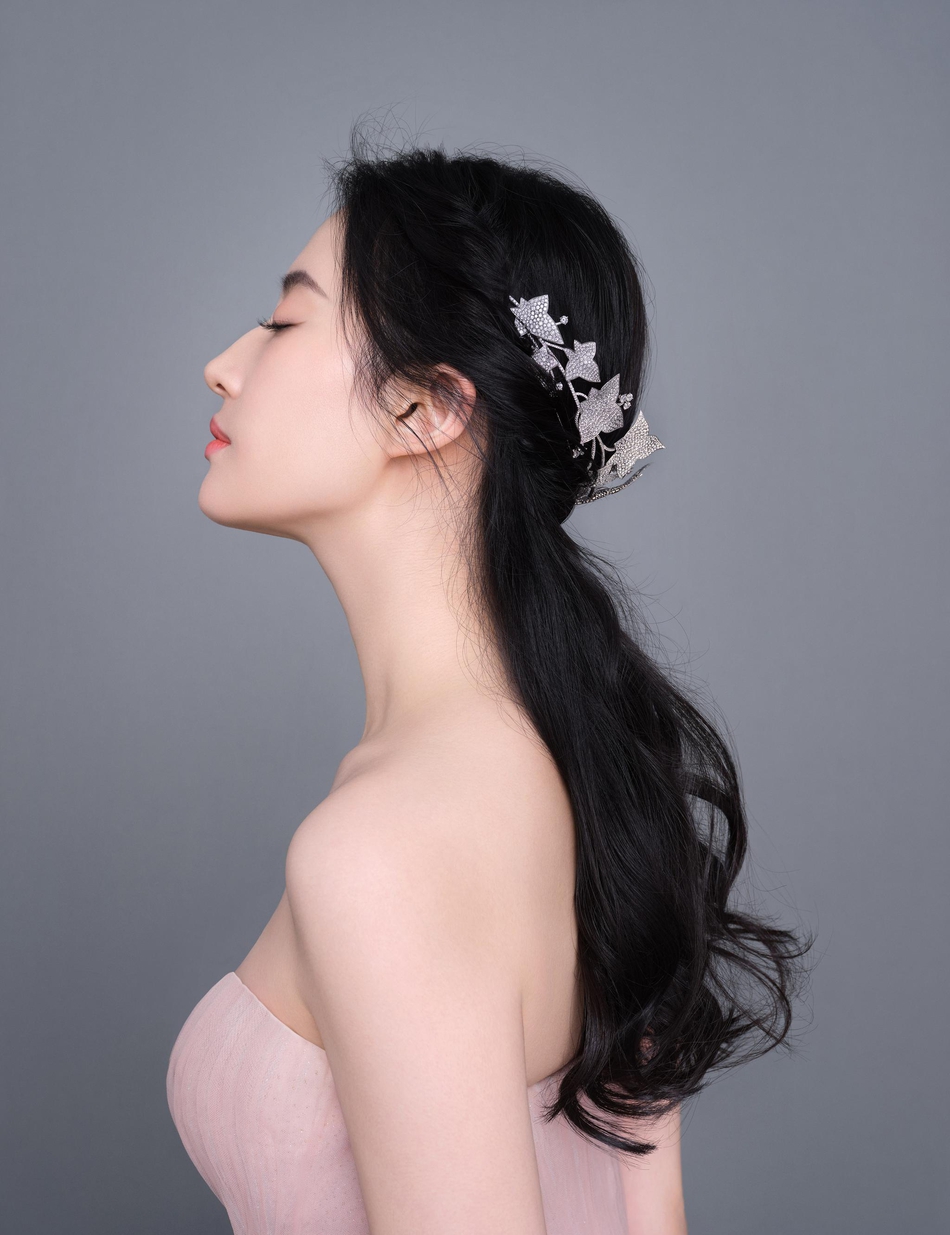 刘亦菲粉色抹胸裙大秀天鹅颈写真