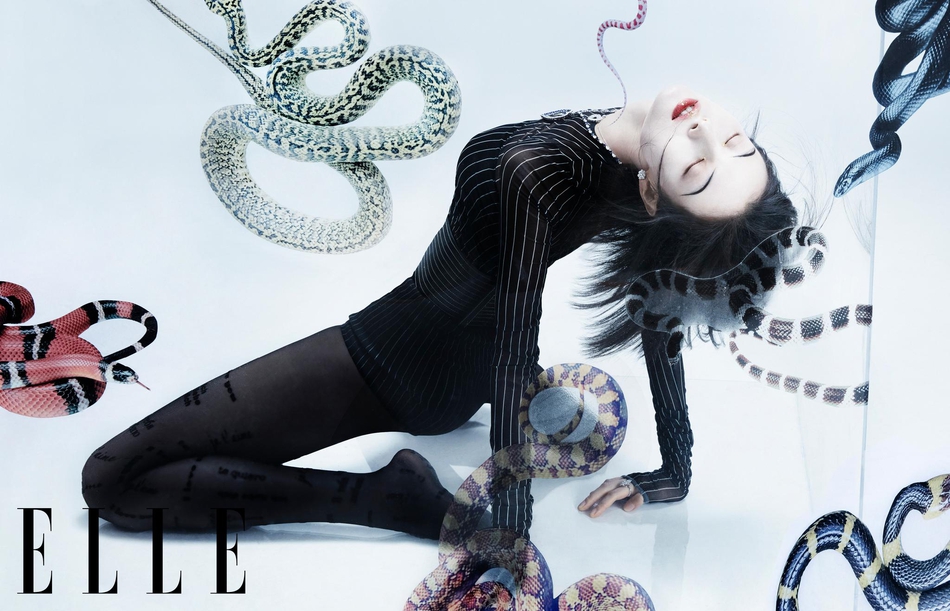 倪妮蛇形姿态妩媚迷人时尚写真