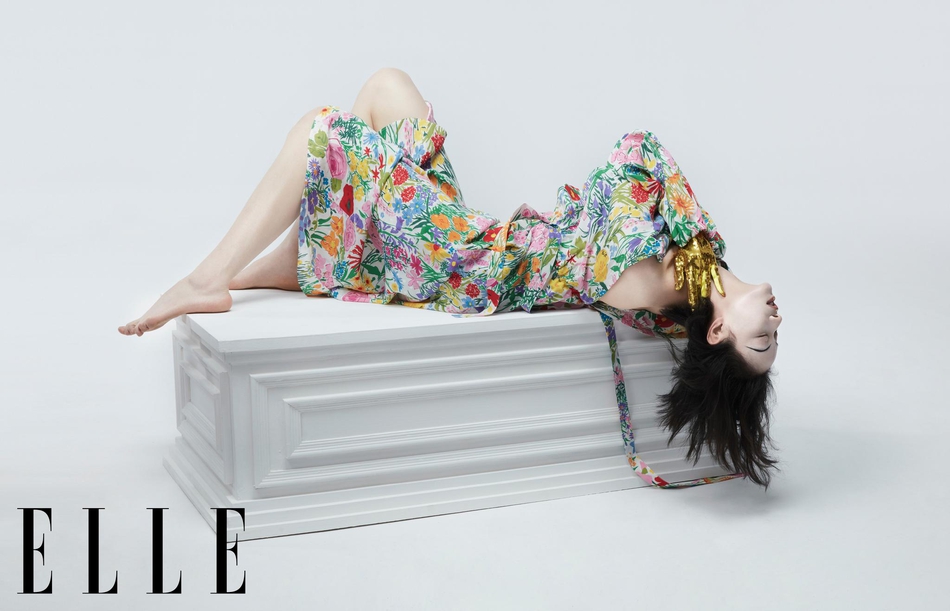 倪妮蛇形姿态妩媚迷人时尚写真