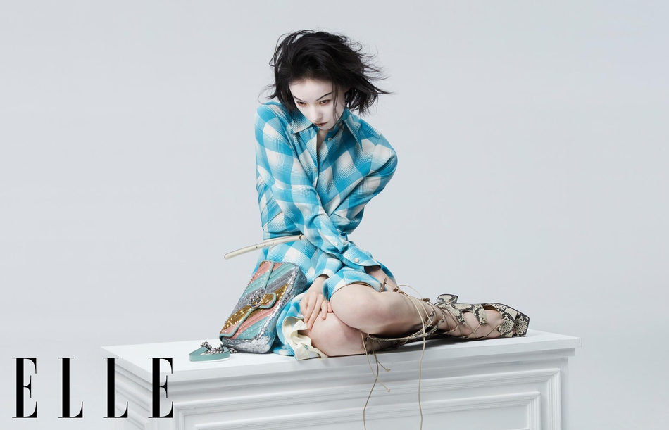 倪妮蛇形姿态妩媚迷人时尚写真