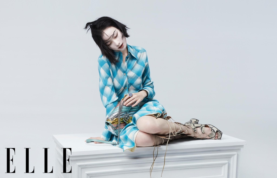 倪妮蛇形姿态妩媚迷人时尚写真