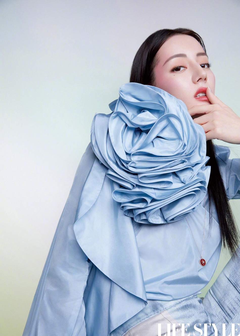 迪丽热巴黑长直发高贵典雅写真