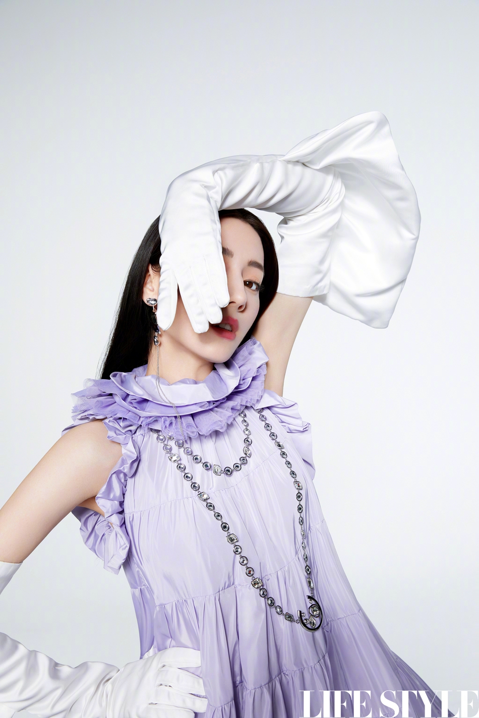 迪丽热巴黑长直发高贵典雅写真