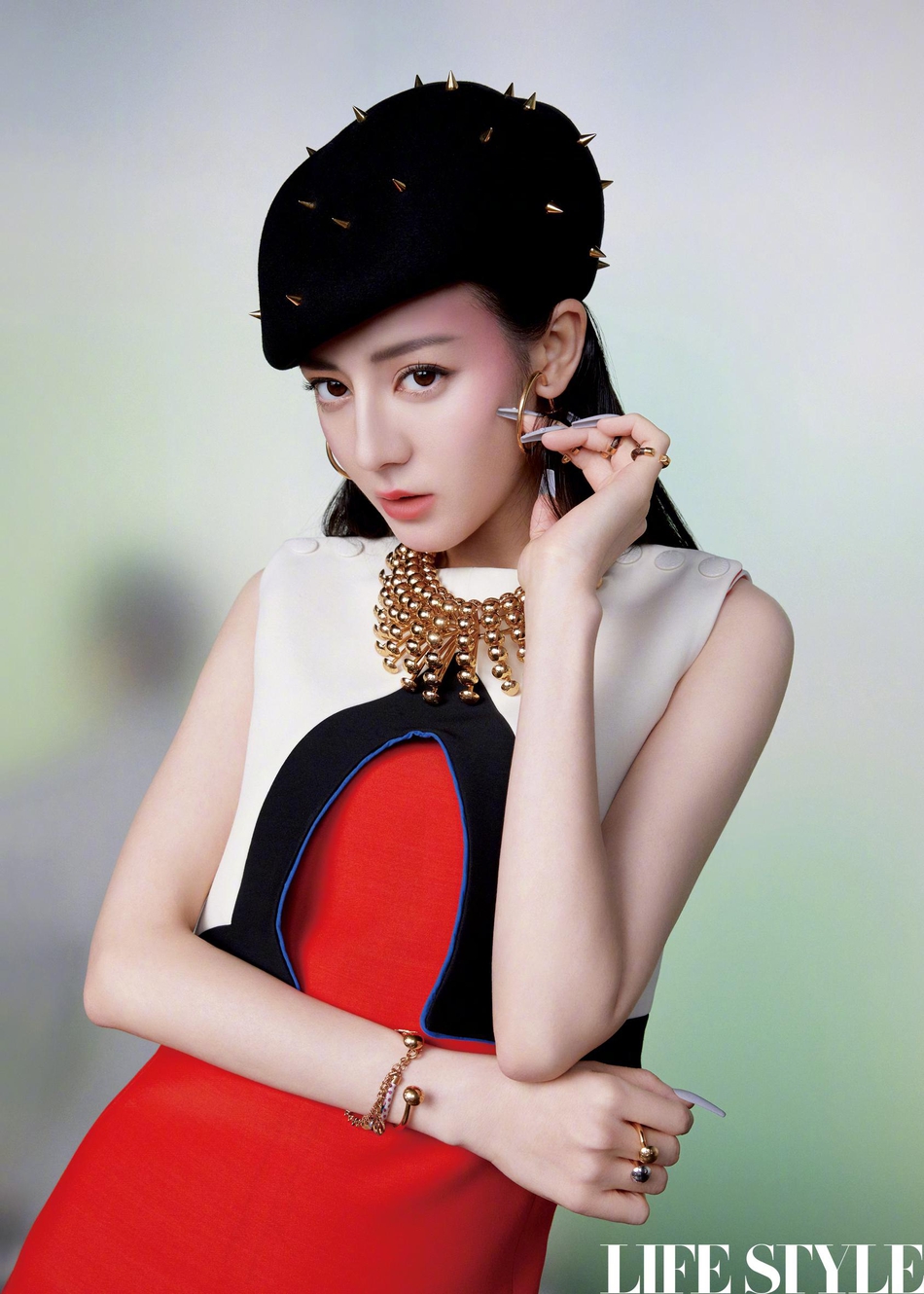 迪丽热巴黑长直发高贵典雅写真