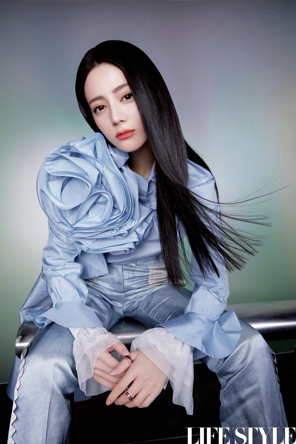 迪丽热巴黑长直发高贵典雅写真