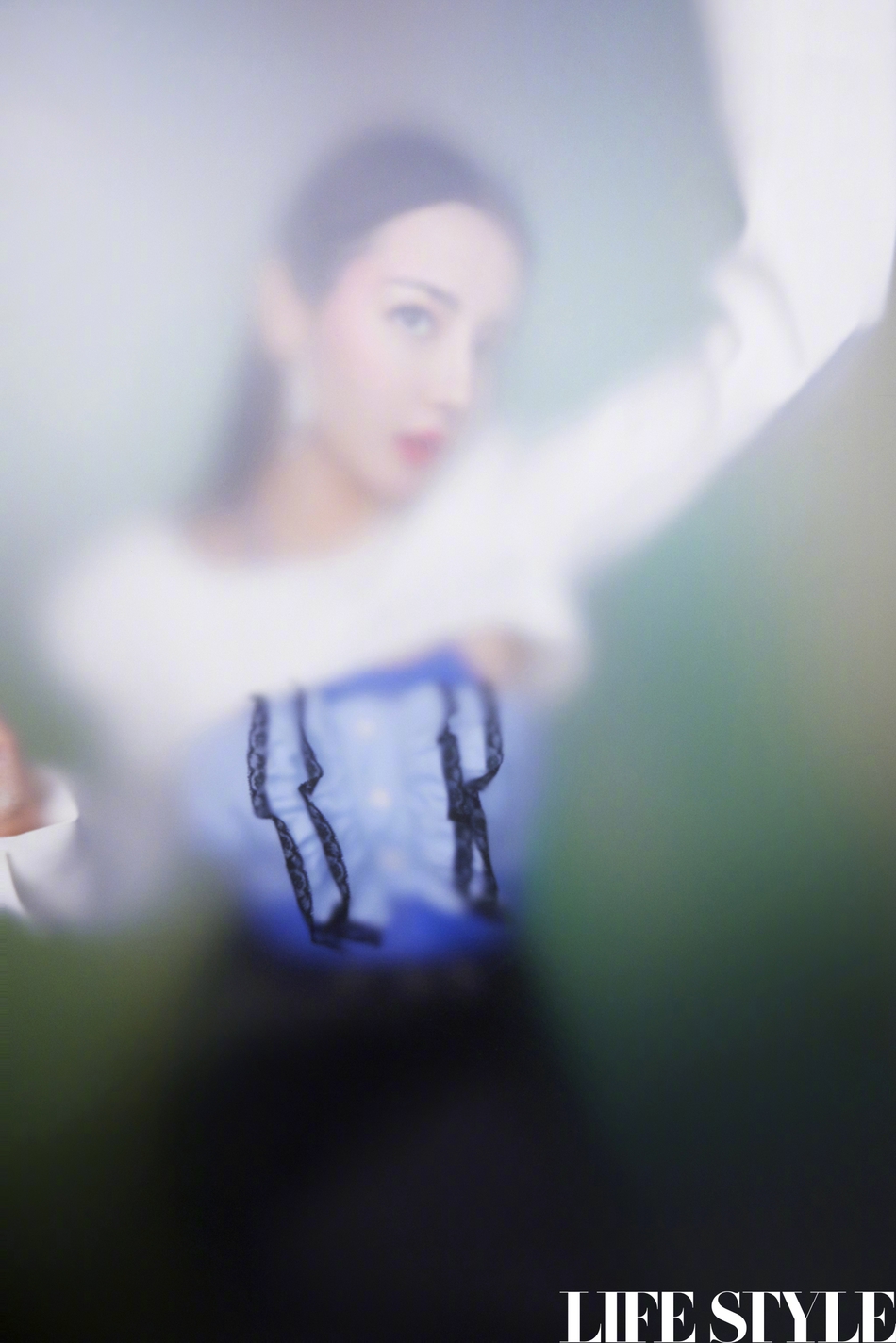 迪丽热巴黑长直发高贵典雅写真