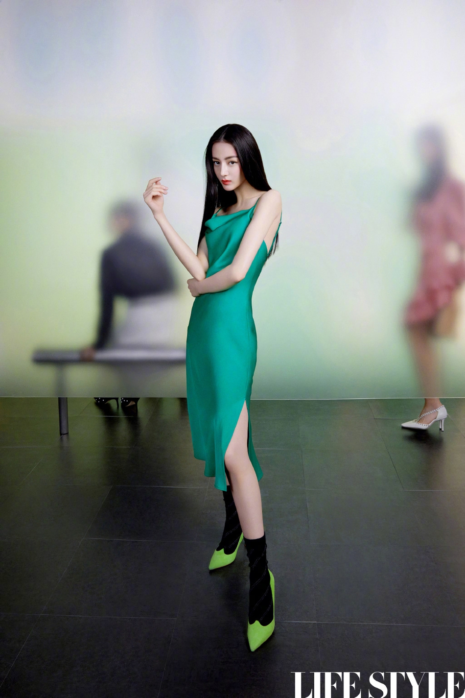 迪丽热巴黑长直发高贵典雅写真