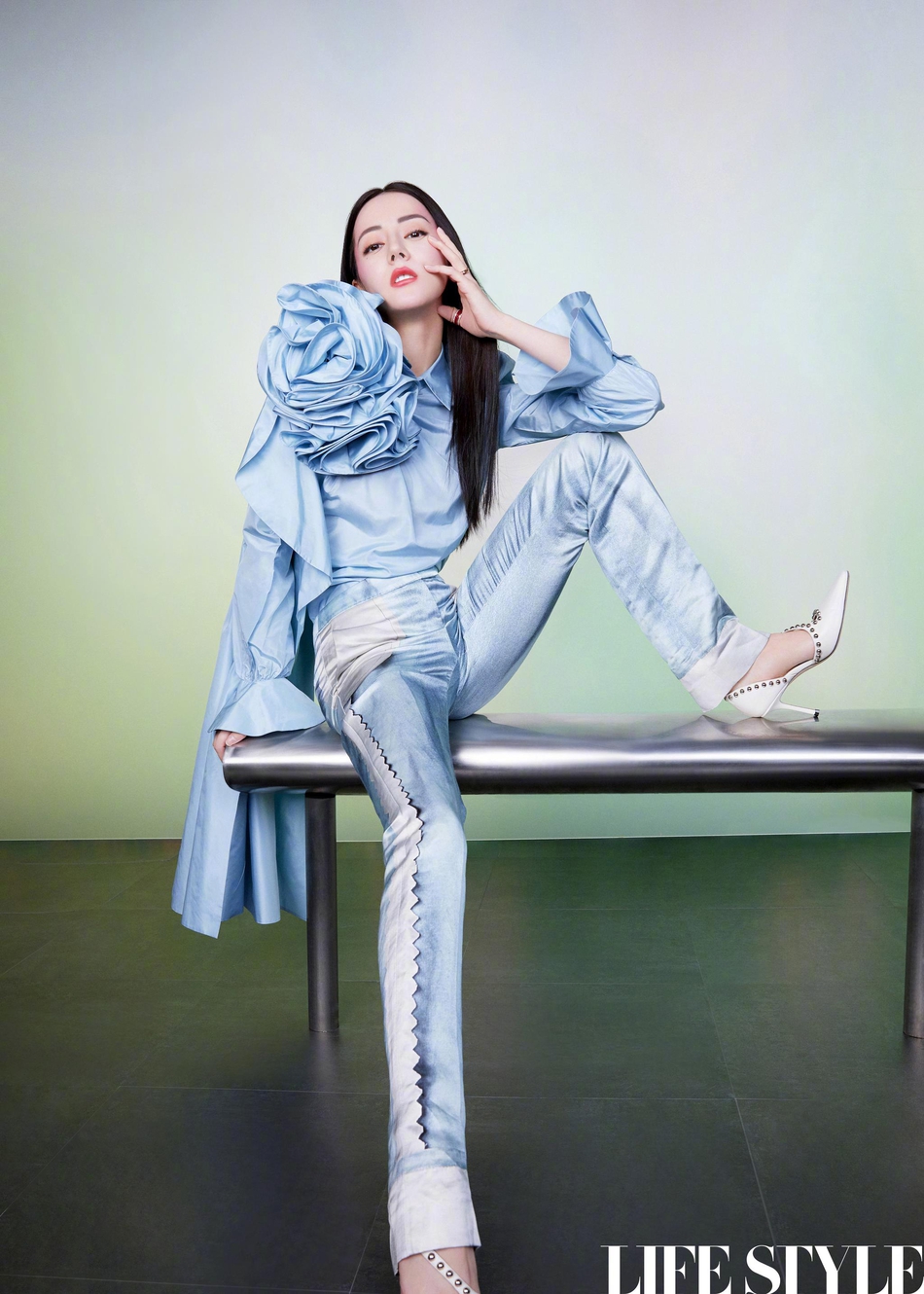 迪丽热巴黑长直发高贵典雅写真