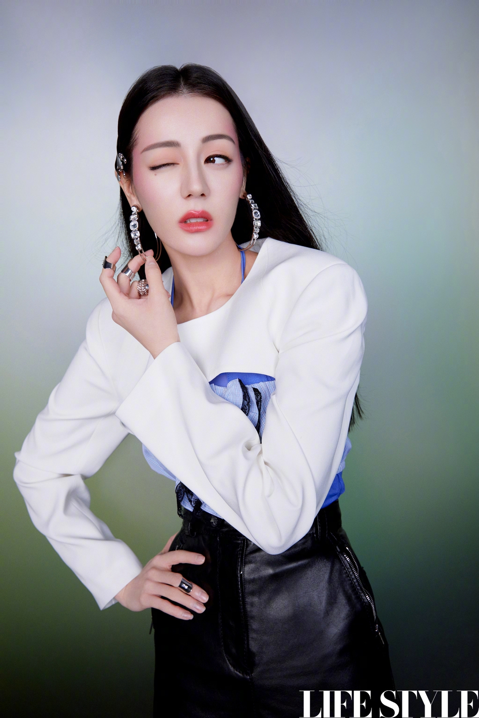 迪丽热巴黑长直发高贵典雅写真