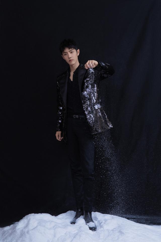 肖战亮片西装尽显俊朗沉稳写真