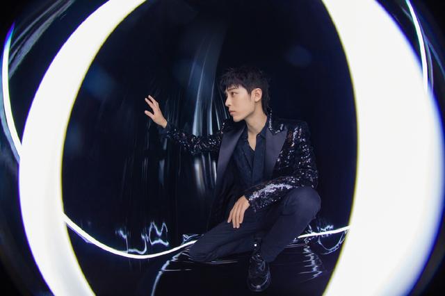 肖战亮片西装尽显俊朗沉稳写真