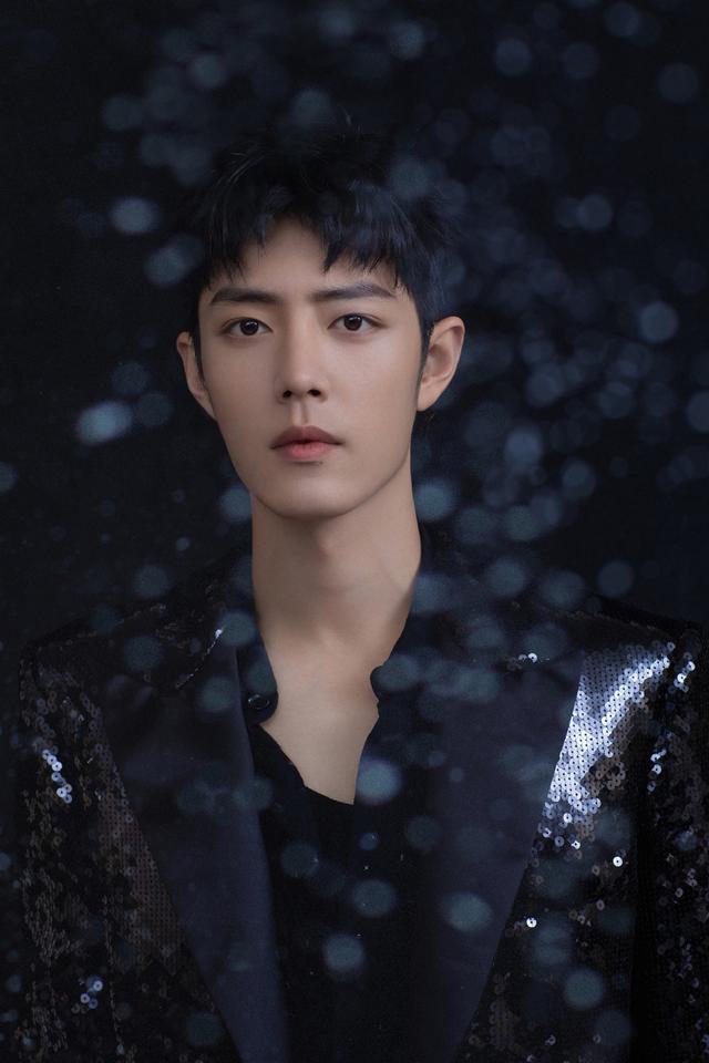 肖战亮片西装尽显俊朗沉稳写真