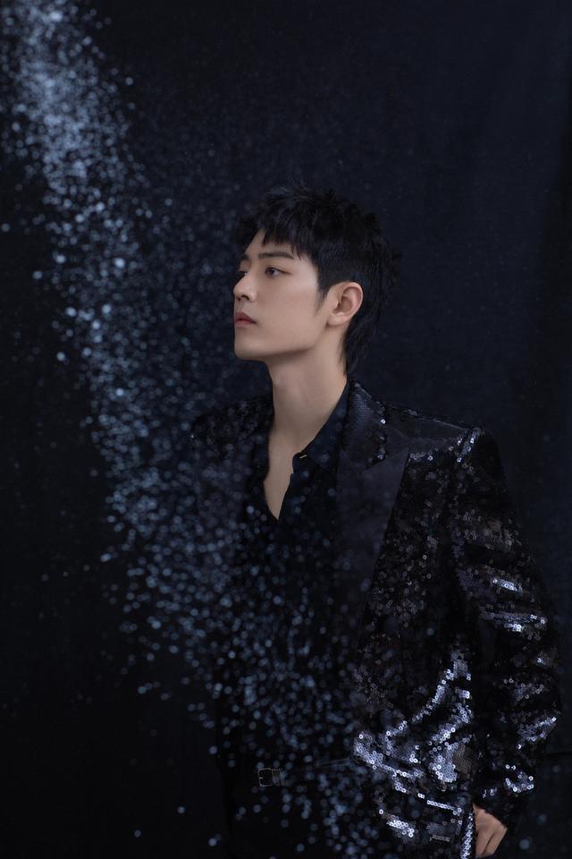 肖战亮片西装尽显俊朗沉稳写真