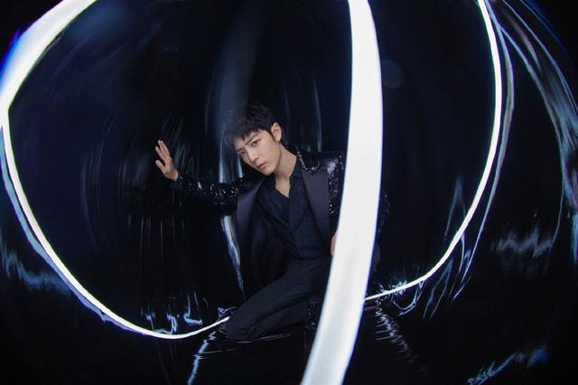 肖战亮片西装尽显俊朗沉稳写真