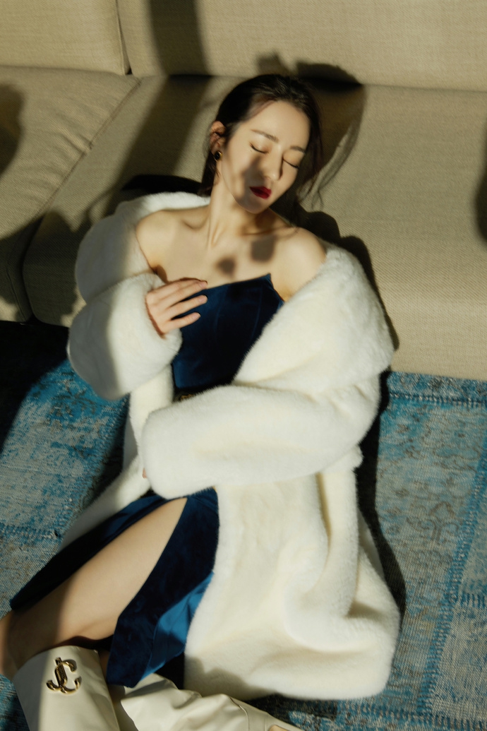 迪丽热巴丝绒长裙魅惑勾人写真