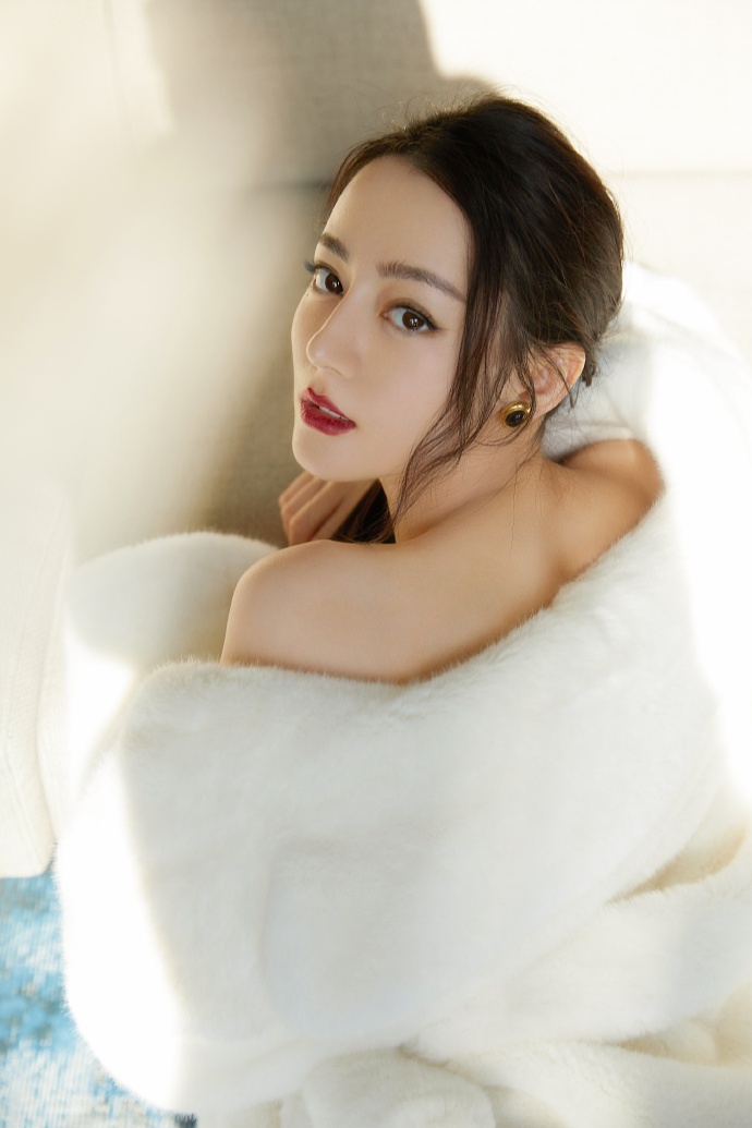 迪丽热巴丝绒长裙魅惑勾人写真