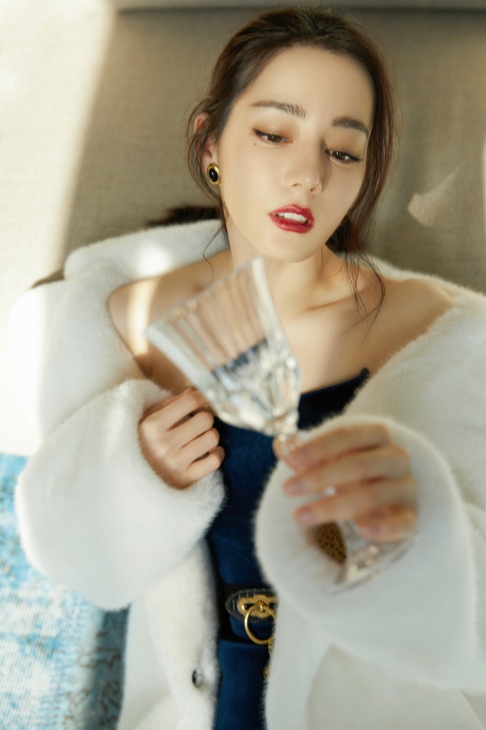 迪丽热巴丝绒长裙魅惑勾人写真