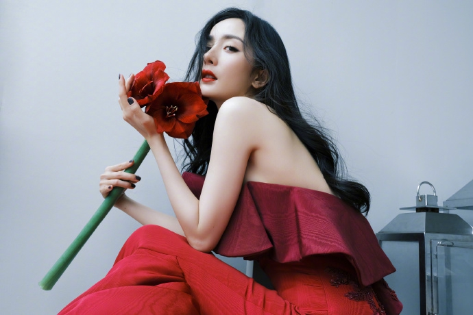 杨幂波浪红裙尽显明媚艳丽写真
