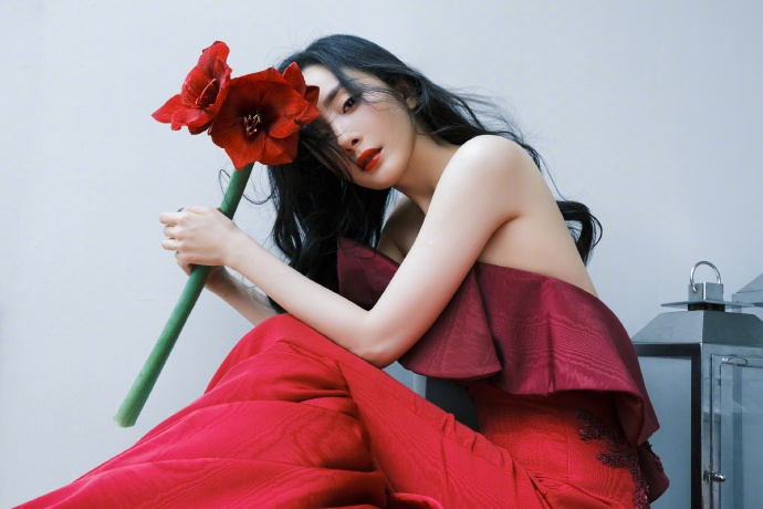 杨幂波浪红裙尽显明媚艳丽写真