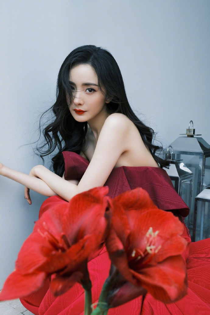 杨幂波浪红裙尽显明媚艳丽写真