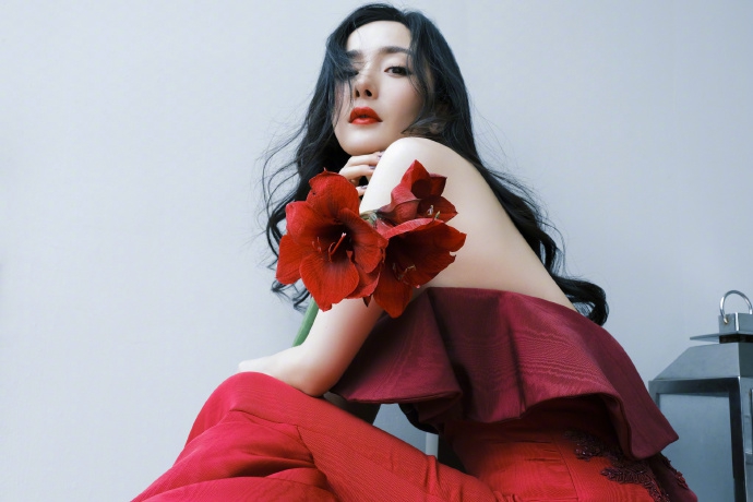 杨幂波浪红裙尽显明媚艳丽写真
