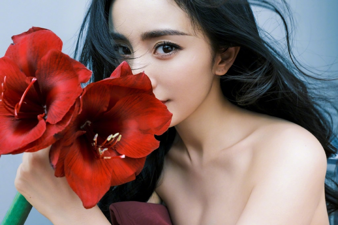 杨幂波浪红裙尽显明媚艳丽写真