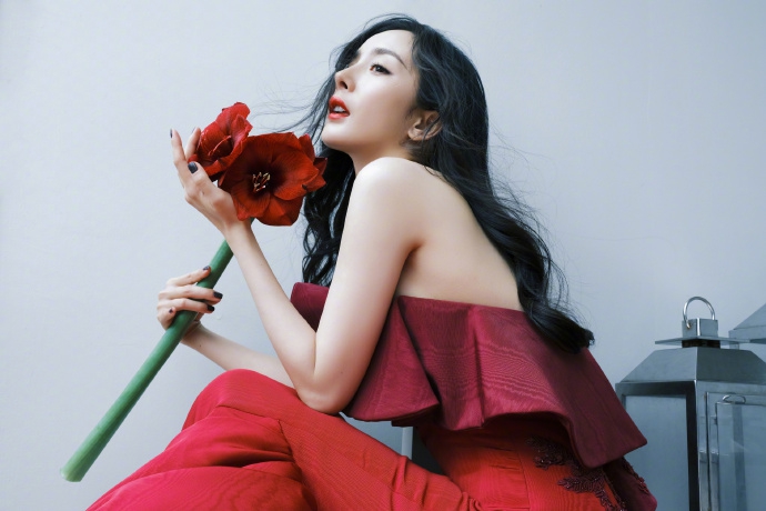 杨幂波浪红裙尽显明媚艳丽写真