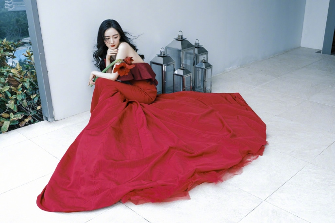 杨幂波浪红裙尽显明媚艳丽写真