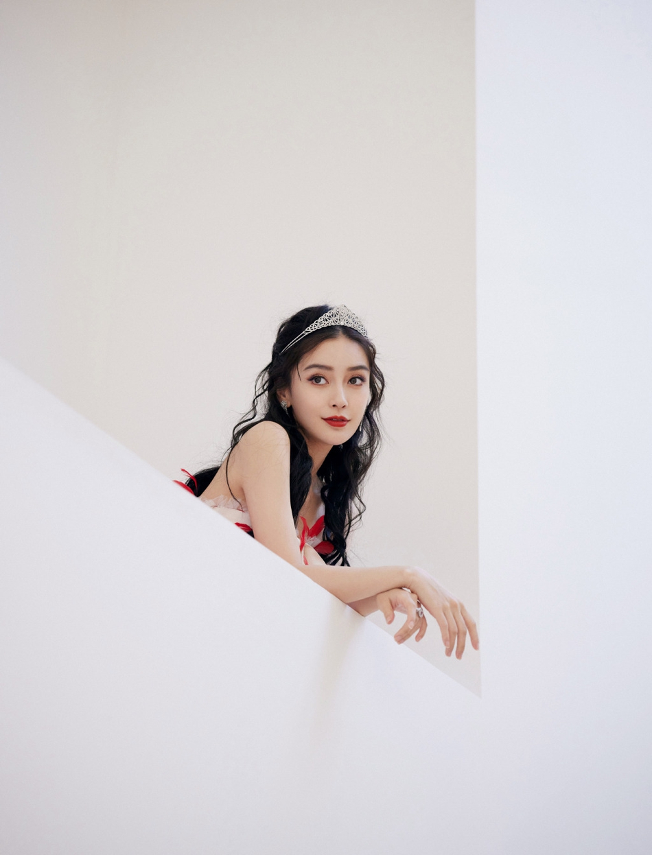 杨颖穿枫叶纱裙纯美似公主写真