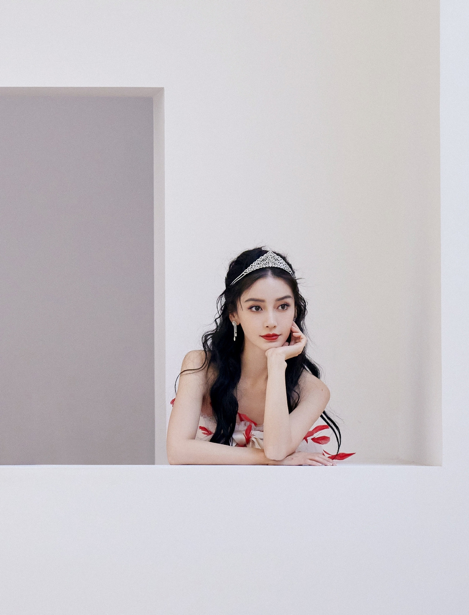 杨颖穿枫叶纱裙纯美似公主写真