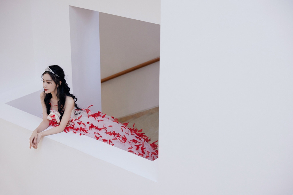 杨颖穿枫叶纱裙纯美似公主写真