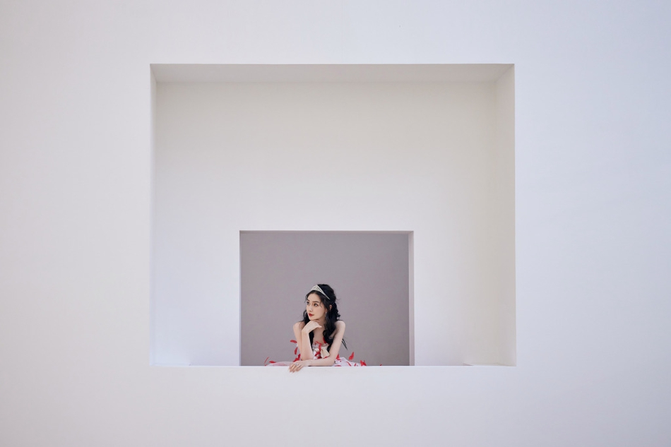 杨颖穿枫叶纱裙纯美似公主写真