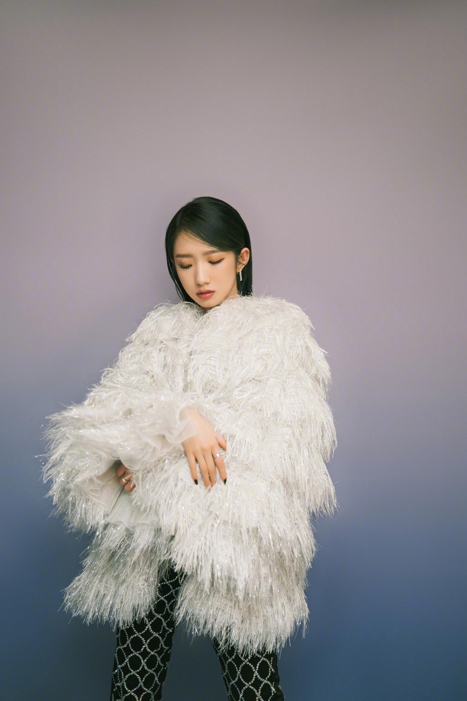 孟美岐变身冰雪公主温柔浪漫写真