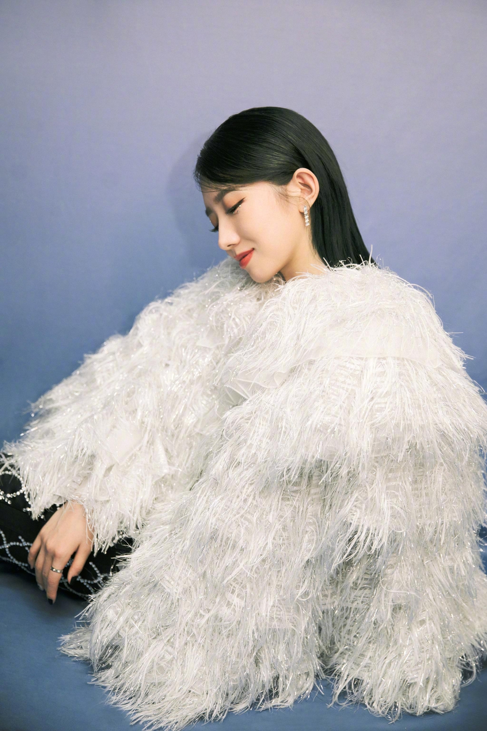 孟美岐变身冰雪公主温柔浪漫写真