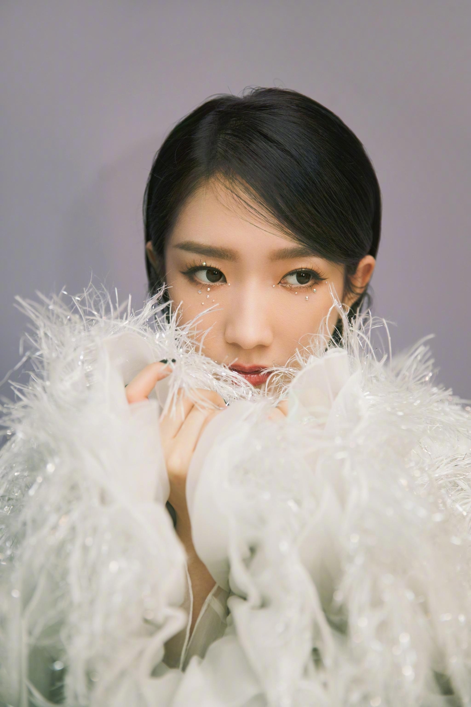 孟美岐变身冰雪公主温柔浪漫写真